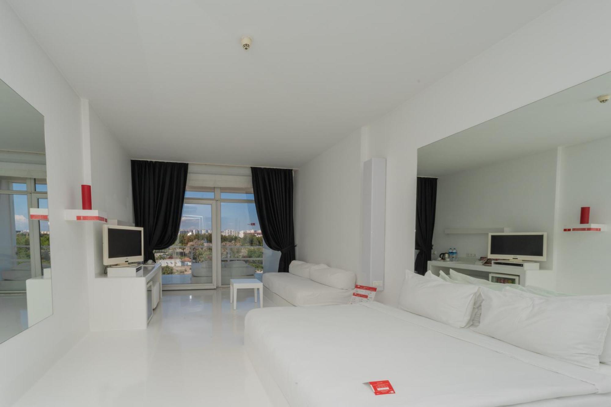 Deluxe Room Land View